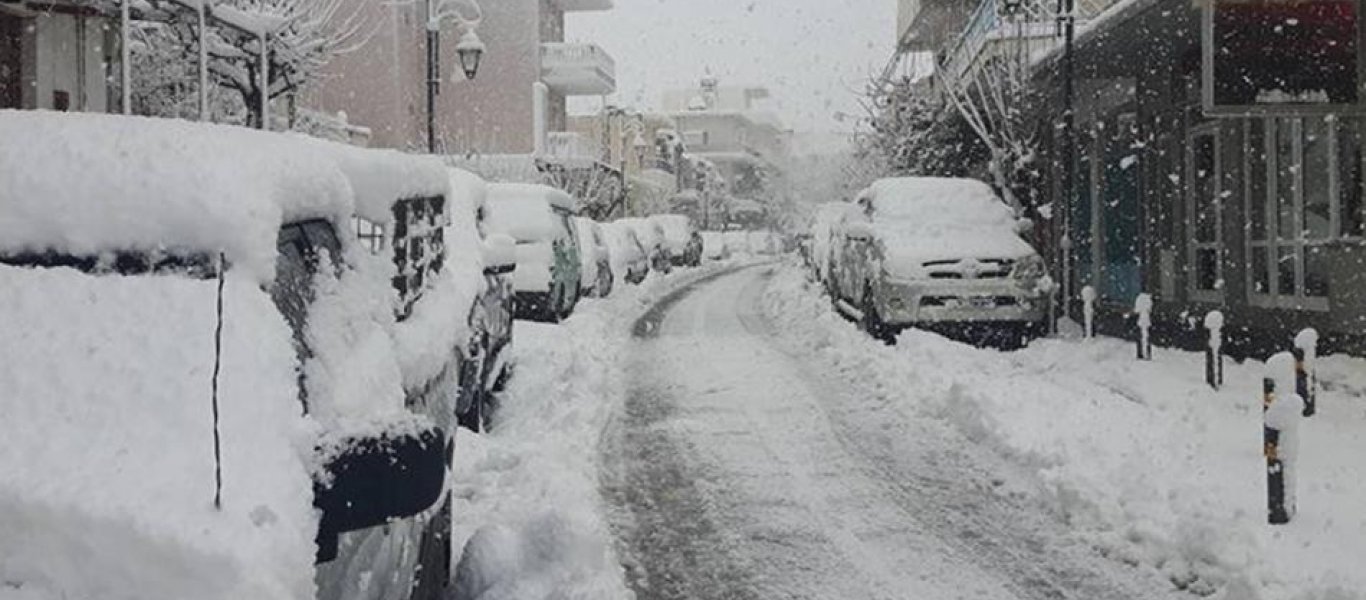 Αισθητή άρχισε να γίνεται η επέλαση του χιονιά και στην Αθήνα - Στα «λευκά» τα ορεινά της Αττικής